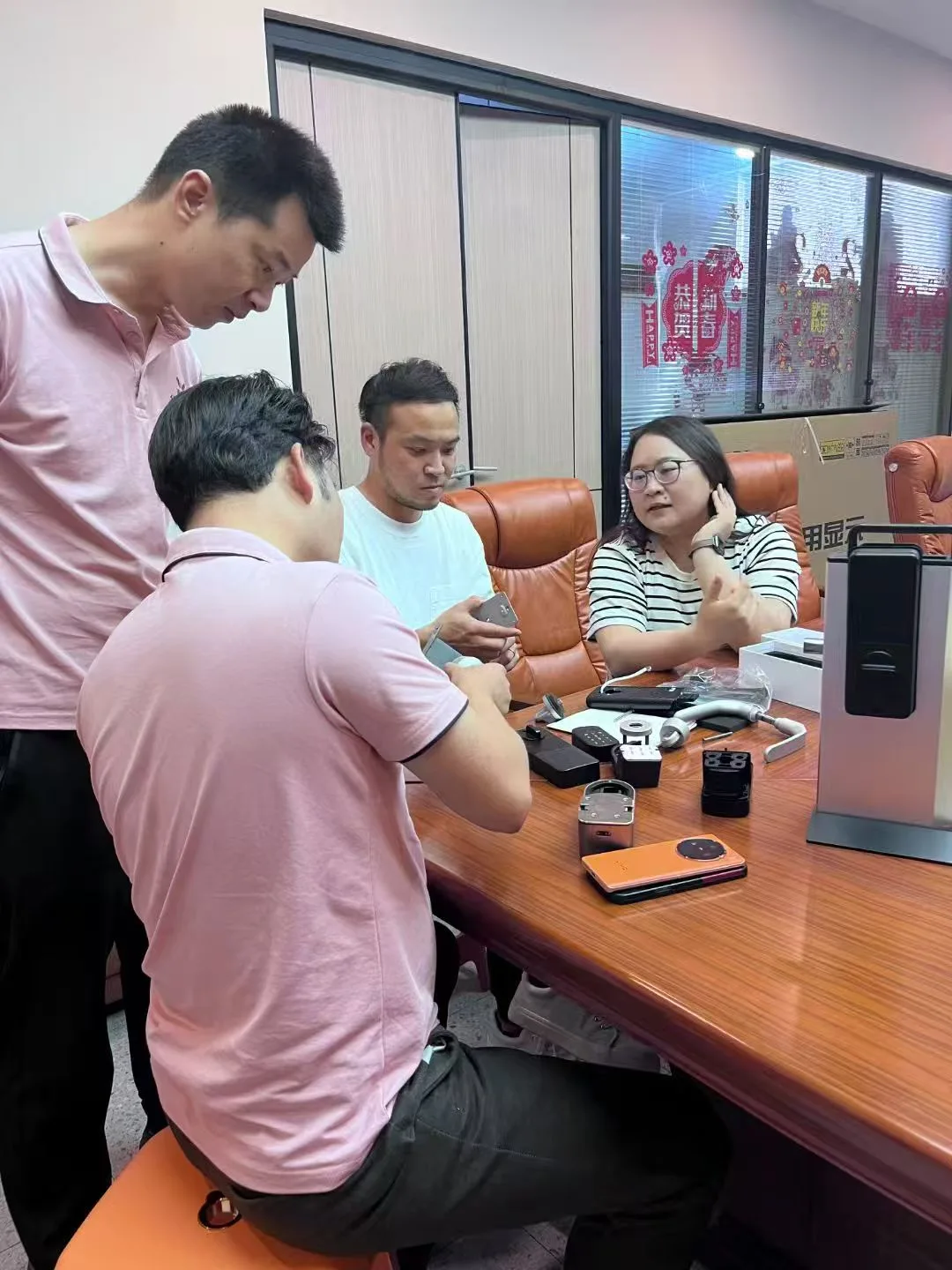 Clients japonais examinent des composants de serrure télécommandée invisible dans la salle de réunion WAFU